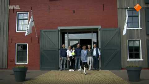 Allemaal Familie Gezamelijk voor ons pand voor een aflevering van Allemaal Familie van WNL op NPO1