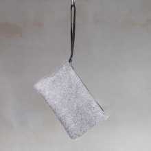 Clutch van grijze koeienhuid