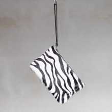 Clutch van geprinte koeienhuid: zebra