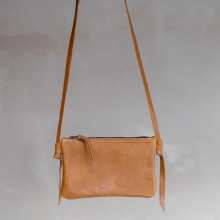 Crossbody clutch van cognac leder